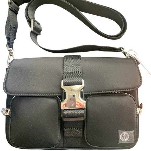 NWT Lululemon wunderlust multi pocket crossbody - Picture 1 of 3